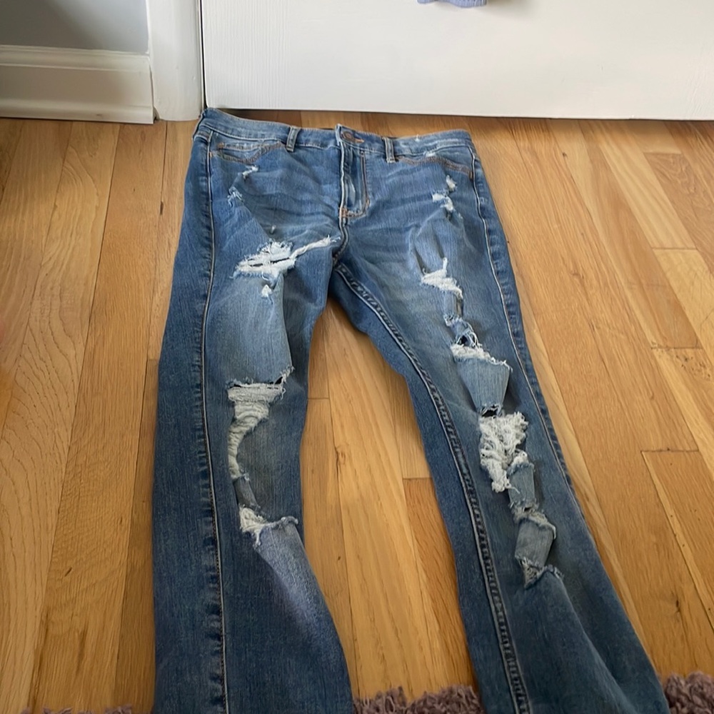 High-waisted ripped jeans